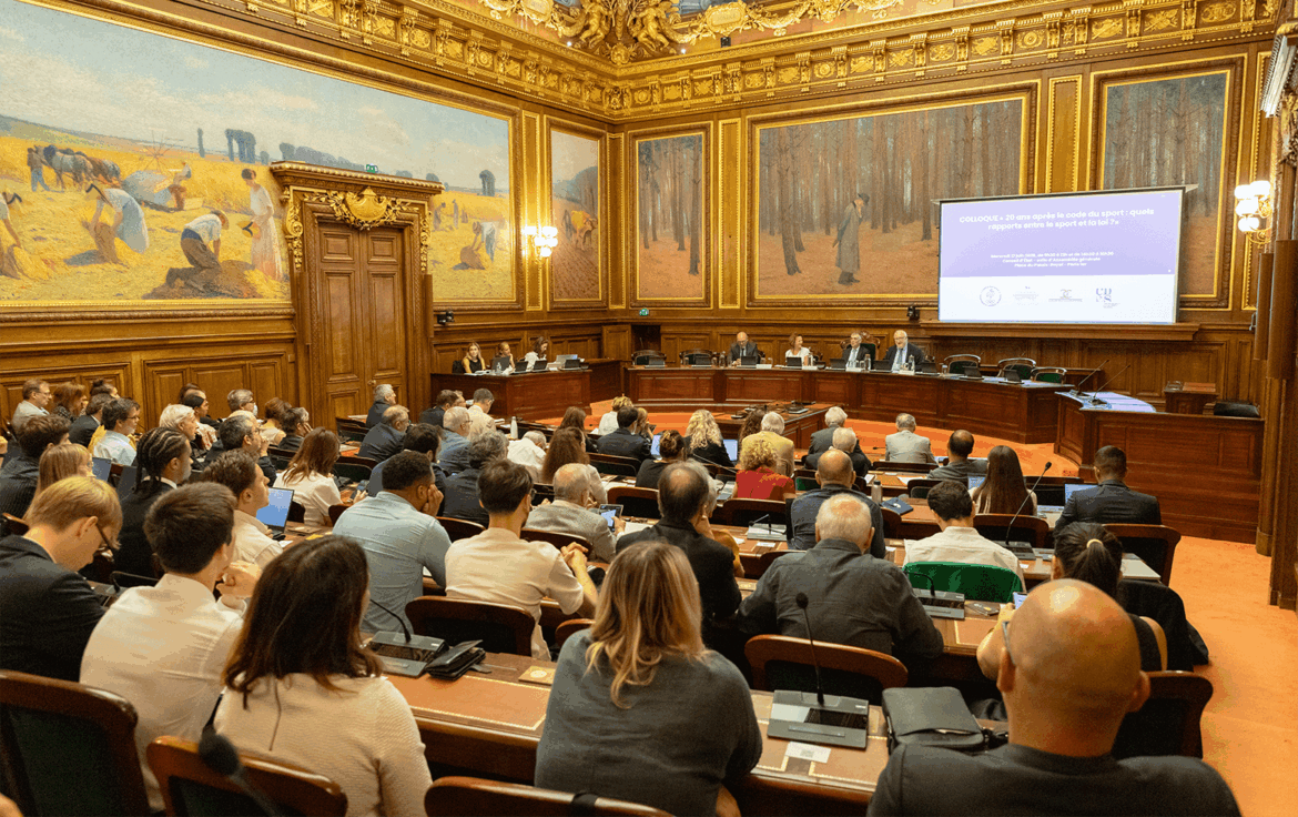 Participants assistant au colloque « 20 ans après le Code du sport : quels rapports entre le sport et la loi ? » organisé au Conseil d’État devant un public de professionnels, universitaires et acteurs du mouvement sportif.