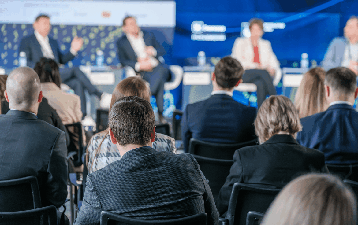 Participants assistant à une conférence professionnelle lors d’une table ronde sur le management et la gestion de crise.